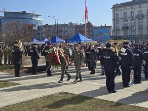 Zdjęcie przedstawia uczestników uroczystości na placu Dworca PKP.