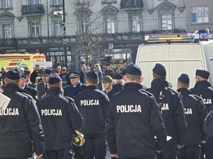 Zdjęcie przedstawia uczestników uroczystości na placu Dworca PKP.