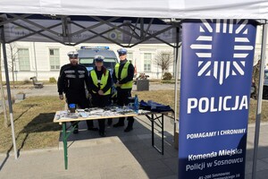 Zdjęcie przedstawia uczestników uroczystości na placu Dworca PKP.