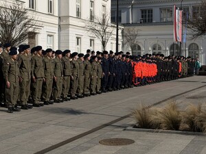 Zdjęcie przedstawia uczestników uroczystości na placu Dworca PKP.