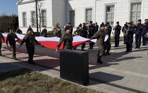 Zdjęcie przedstawia uczestników uroczystości na placu Dworca PKP.