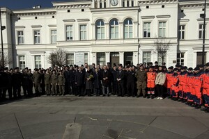 Zdjęcie przedstawia uczestników uroczystości na placu Dworca PKP.