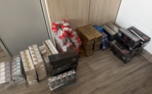 Zdjęcie przedstawia zabezpieczone przez policjantów paczki papierosów.