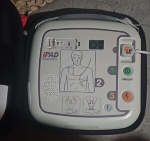 Zdjęcie przedstawia zabezpieczony defibrylator.