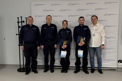 Umundurowani policjanci podczas uroczystości.