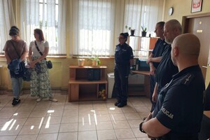 Policjanci w sali.