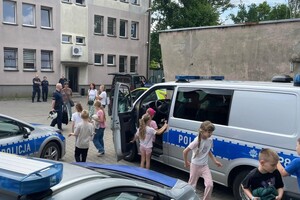 Dzieci i radiowóz.