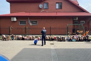 Policjanci, pies służbowy oraz dzieci.