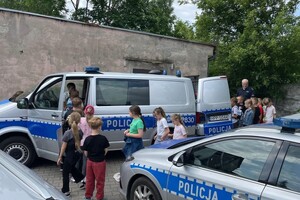 Dzieci i radiowóz.