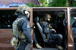 Zdjęcie przedstawia umundurowanych policjantów