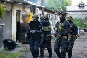 Zdjęcie przedstawia umundurowanych policjantów