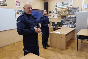 Umundurowani policjanci podczas zajęć w szkole w klasie.