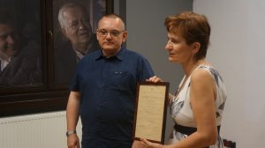 Pan Grzegorz Grześkowiak przekazał na ręce Dyrektor Muzeum specjalny podarunek.