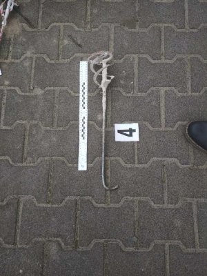 Na zdjęciu widoczna tyczka, którą złodzieje podważali studzienki.