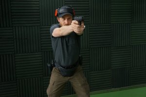 instruktor wyszkolenia strzeleckiego ze świętochłowickiej komendy w trakcie omawiania techniki strzeleckiej
