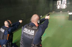 Na zdjęciu policjanci w trakcie doskonalili technikę strzeleckiej poprzez oddawanie stału do celu z broni krótkiej