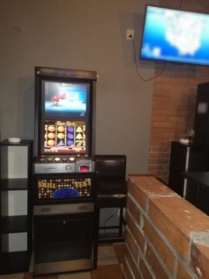 zabezpieczony automat do gier hazardowych w jednym z punktów na terenie miasta