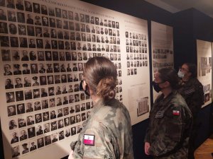 Na zdjęciu uczennice w umundurowaniu wojskowych podczas zwidzania pomieszczenia Izby Pamięci i jej wystawy