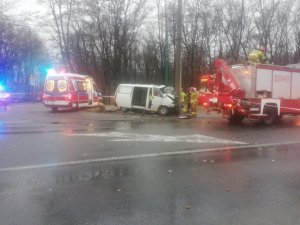 Zdjęcie z miejca zdarzenia śmiertelnego wypadku drogowego. Na zdjęciu wiadać uszkodzonego volkswagena oraz karetkę i wóz strazy pożarnej obok którego stoją strażacy