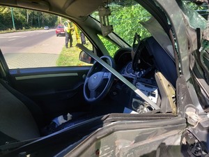 Na zdjęciu wnętrze uszkodzonego pojazdu Opel Meriva.