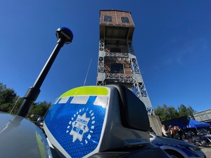 na zdjęciu kufer motocykla na tle wieży KWK Polska