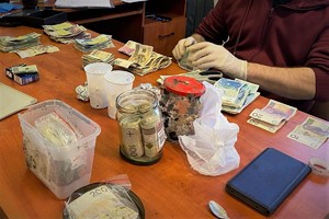 na zdjęciu narkotyki i pieniądze na biurku w komendzie policji