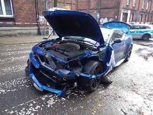 na zdjęciu widoczny uszkodzony samochód po kolizji