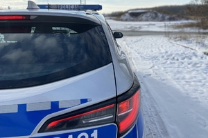 Radiowóz policyjny w scenerii śnieżnej