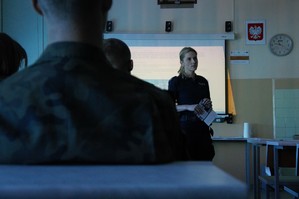 zdjęcie przedstawia: policjantkę podczas prelekcji w klasie z uczniami