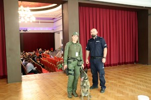 zdjęcie przedstawia: strażniczkę wraz z psem służbowym oraz policjanta