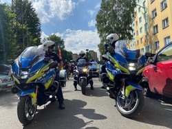 zdjęcie przedstawia: zbliżenie na motocykle policyjne