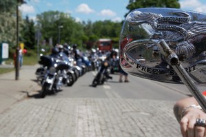 zdjęcie przedstawia: zbliżenie na lusterko motocykla