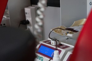 zdjęcie przedstawia: zbliżenie na aparaturę do oddawania krwi