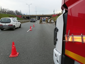 zdjęcie przedstawia rozbite samochody i pracujące na miejscu służby