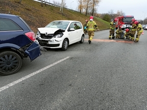 zdjęcie przedstawia rozbite samochody i pracujące na miejscu służby