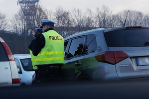 zdjęcie przedstawia: policjanci wykonujący kontrolę drogową