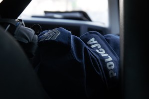zbliżenie na pagon i mundur policyjny