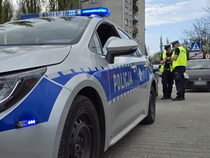zdjęcie przedstawia policjantów podczas kontroli drogowej