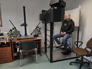 zdjęcie przedstawia mężczyznę siedzącego na krześle u technika kryminalistyki