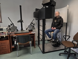 zdjęcie przedstawia mężczyznę siedzącego na krześle u technika kryminalistyki