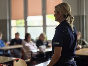 zdjęcie przedstawia policjantkę rozmawiającą z uczniami