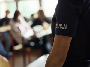 zdjęcie przedstawia rękaw z munduru z napisem policja