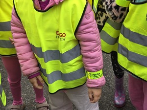 zdjęcie przedstawia dzieci w kamizelce odblaskowej
