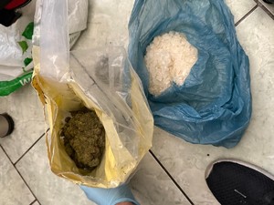 zdjęcie przedstawia narkotyki w workach