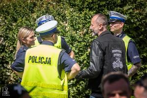 zdjęcie przedstawia policjantów rozmawiających z organizatorem