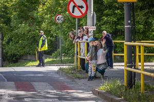 zdjęcie przedstawia strażnika miejskiego zabezpieczającego przejazd motocykli