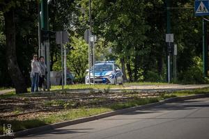 zdjęcie przedstawia radiowóz zabezpieczający przejazd motocykli