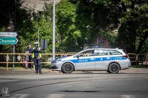zdjęcie przedstawia policjanta zabezpieczającego przejazd motocykli
