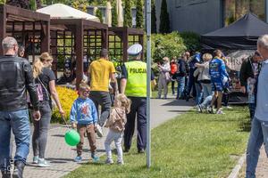 zdjęcie przedstawia policjanta między ludźmi na festynie