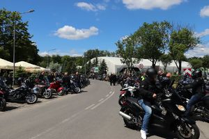 zdjęcie przedstawia zaparkowane motocykle